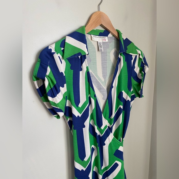 Diane Von Furstenberg Vintage Jilda Silk Wrap Dress in Why Green Size 6 - Picture 4 of 10